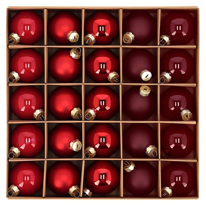Christbaumkugel-Set Holly & Jolly - Merry Red, Glas, Durchmesser: 6 cm, 25 Stk. - Rote glänzende und matte Weihnachtskugeln in einer braunen Aufbewahrungsbox aus Karton.
