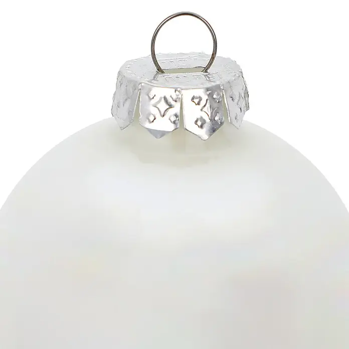 Christbaumkugel-Set Holly & Jolly - Dazzling Snow, Glas, 20 Stk., 6 cm - Weißglänzende Weihnachtskugel mit silberner strukturierter Kappe und metallischem Aufhänger.