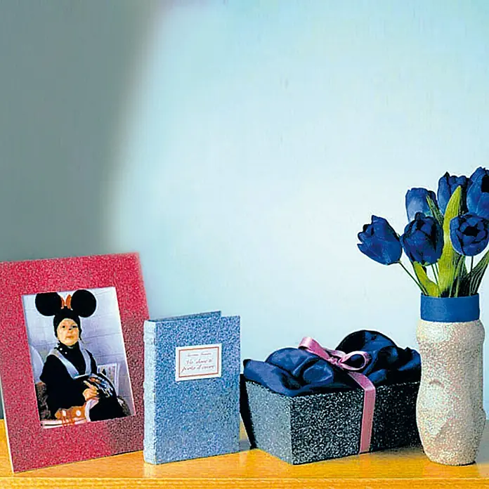 Dupli-Color Effect Pintura decorativa en spray - Melocotón, Mate, 400 ml - Naturaleza muerta con un marco rojo, un cuaderno azul, una caja de regalo y un jarrón con tulipanes azules.