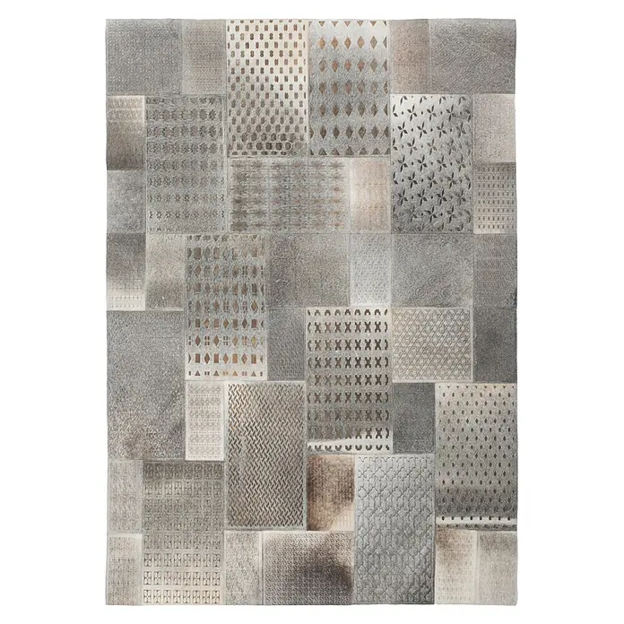 Kayoom Lederteppich Gleam 560 - Grau/Silber, 170 x 120 cm, 100 % Leder - Patchwork-Teppich aus grauen und braunen Fellstücken mit verschiedenen geprägten geometrischen Mustern.