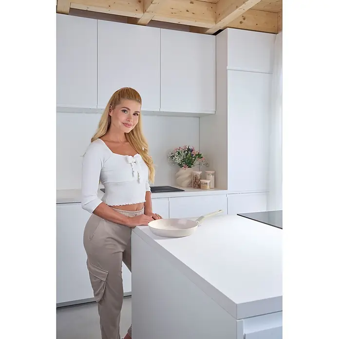 Fackelmann Pfanne Pamela Reif Kollektion Shell Wabenboden - Durchmesser: 24 cm, Beige - Cremefarbene Bratpfanne auf einer modernen Kücheninsel, bereit zum Kochen.