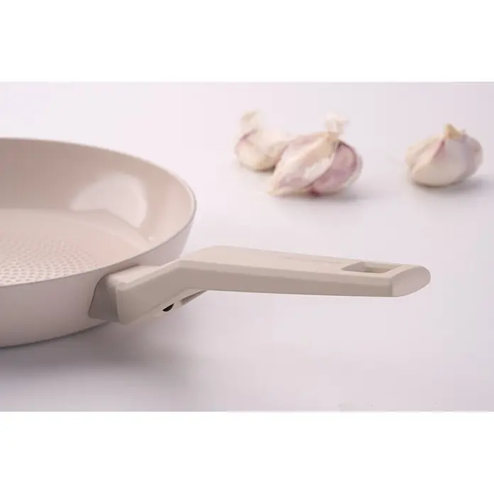 Fackelmann Pfanne Pamela Reif Kollektion Shell Wabenboden - Durchmesser: 24 cm, Beige - Helle beige Bratpfanne mit strukturierter Innenseite und passendem Griff mit 'FACKELMANN'-Branding.