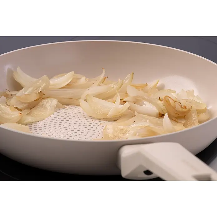 Fackelmann Pfanne Pamela Reif Kollektion Shell Wabenboden - Durchmesser: 24 cm, Beige - Weiße Antihaftpfanne mit gebratenen Zwiebeln.