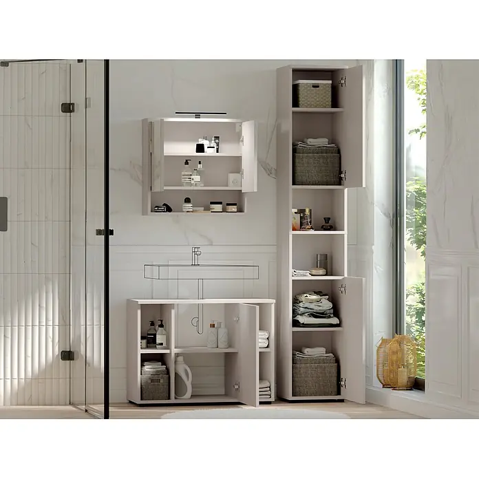 Respekta Badmöbel-Set Lina - Gesamtbreite Badmöbel: 130 cm, Kaschmir, Matt, Mit Beleuchtung - Hellgraue Badezimmerschränke und ein hoher Hochschrank mit offenen Türen, die Toilettenartikel, Handtücher und Körbe in einem modernen Badezimmer zeigen.