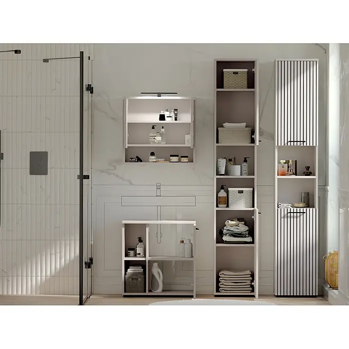 Respekta Badmöbel-Set Lina - Gesamtbreite Badmöbel: 160 cm, Kaschmir, Matt, Mit Beleuchtung - Modernes Badezimmer mit hellen Aufbewahrungsmöbeln: Wandschrank, hohe Regale und gestreifte Türschränke, alle gefüllt mit Pflegeprodukten.