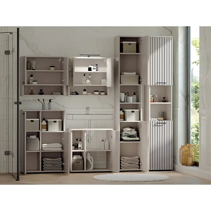 Respekta Badmöbel-Set Lina - Gesamtbreite Badmöbel: 235 cm, Kaschmir, Matt, Mit Beleuchtung - Modulare Badezimmerschränke in hellem Taupe mit weißen Lamellentüren, gefüllt mit Toilettenartikeln und Handtüchern, bieten viel Stauraum.
