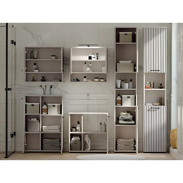 Respekta Badmöbel-Set Lina - Gesamtbreite Badmöbel: 235 cm, Kaschmir, Matt, Mit Beleuchtung - Hellgraues Badmöbel-Set mit offenen Regalen und geschlossenen Schränken, teils mit gestreiften Türen, um einen Waschbeckenbereich angeordnet.