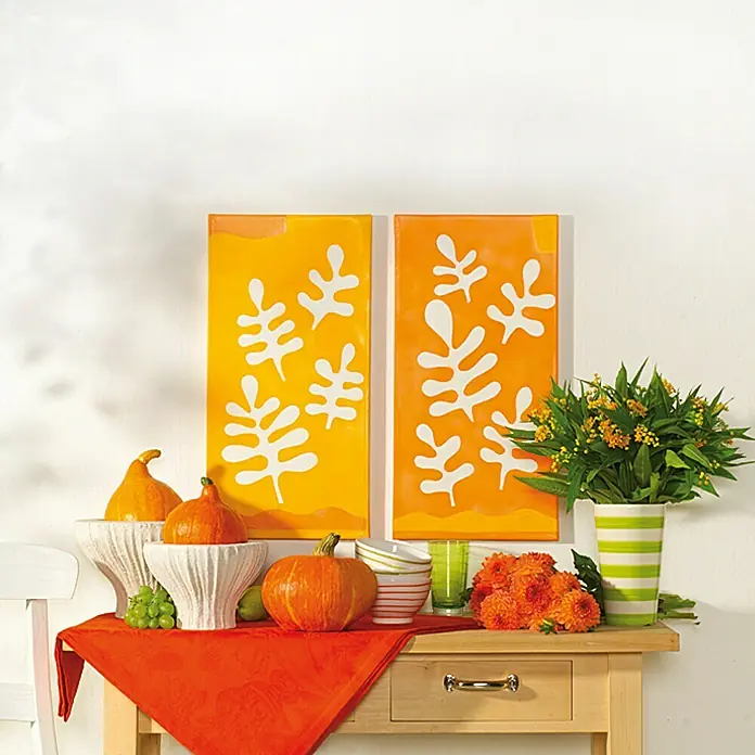 Dupli-Color Platinum Sprühlack RAL 2009 - Verkehrsorange, Seidenmatt, 400 ml - Herbstliche Dekoration mit Kürbissen, Blumen und abstrakten Wandbildern in warmen Farben, die eine gemütliche Atmosphäre schaffen.