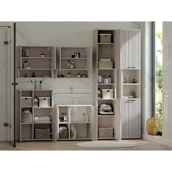 Respekta Badmöbel-Set Lina - Gesamtbreite Badmöbel: 235 cm, Kaschmir, Matt, Ohne Beleuchtung - Modulare Badezimmerschränke und Regale in Taupe und Weiß mit Lamellentüren, angeordnet in einem modernen Badezimmer.