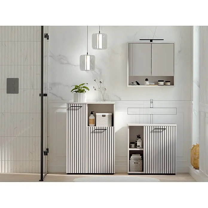 Respekta Badmöbel-Set Lina - Gesamtbreite Badmöbel: 135 cm, Kaschmir, Matt, Mit Beleuchtung, 3 -tlg. - Zwei helle, geriffelte Badezimmerschränke mit schwarzen vertikalen Linien und Griffen.