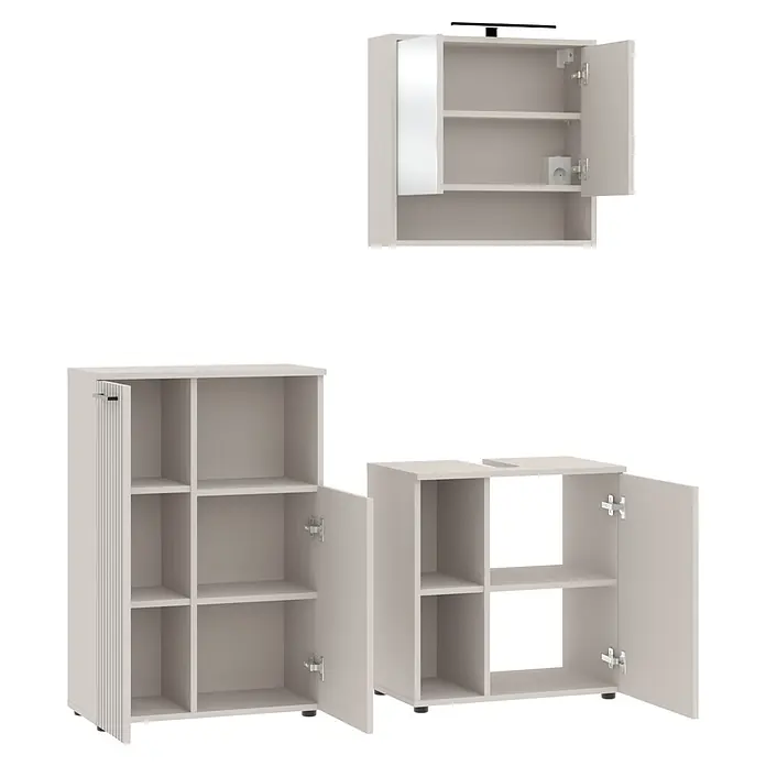 Respekta Badmöbel-Set Lina - Gesamtbreite Badmöbel: 135 cm, Kaschmir, Matt, Mit Beleuchtung, 3 -tlg. - Drei hellbeige Schränke mit offenen Türen und Regalböden. Einer der Schränke enthält einen Spiegel und eine Steckdose.