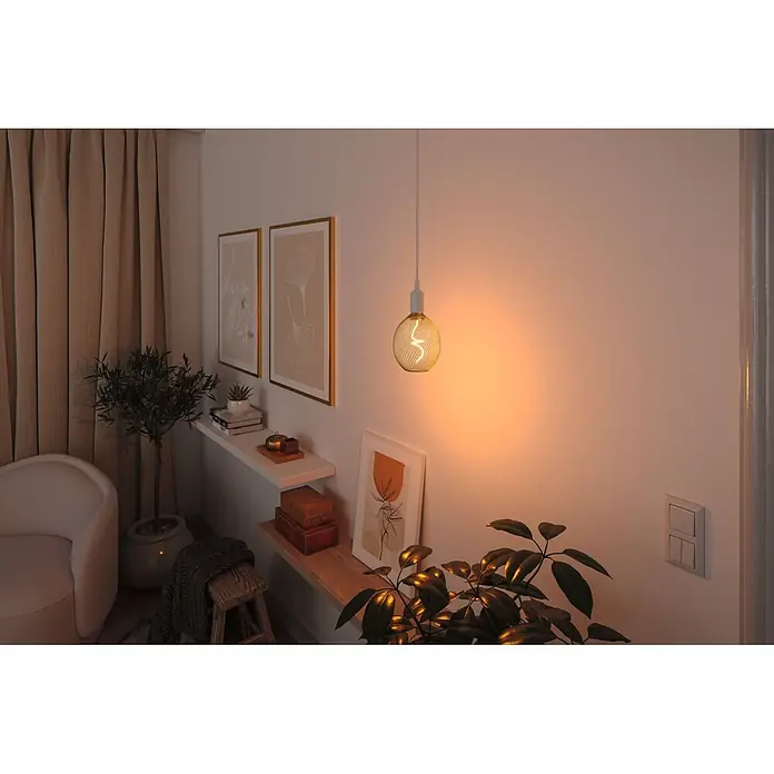 Paulmann LED-Lampe Globe Bernstein - E27, Warmweiß, 180 lm, 4 W - Goldene Netz-LED-Filamentbirne hängt in gemütlichem Raum und spendet warmes Licht.