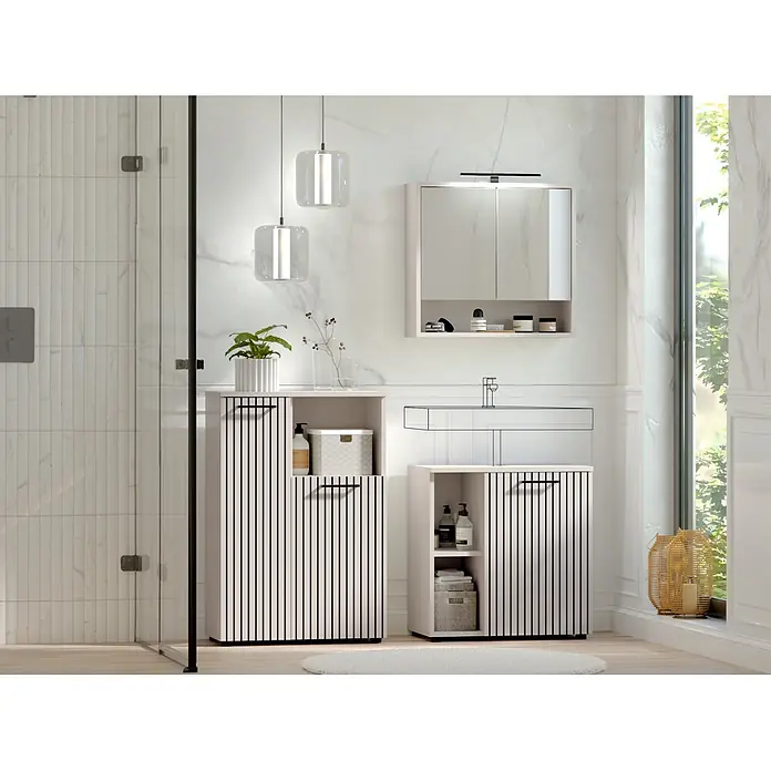 Respekta Badmöbel-Set Lina - Gesamtbreite Badmöbel: 135 cm, Kaschmir, Matt, Mit Beleuchtung, 3 -tlg. - Zwei helle Badschränke mit schwarzen vertikalen Streifen, ein größerer und ein kleinerer, in einem modernen Badezimmer.