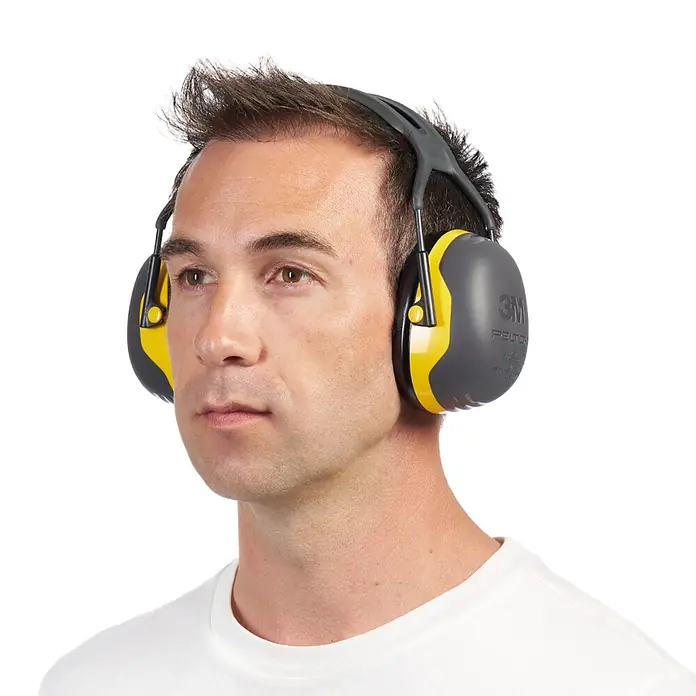 3M Peltor Auriculares de protección - Tamaño: Universal - Hombre usando orejeras de protección auditiva amarillas y grises para reducir el ruido.