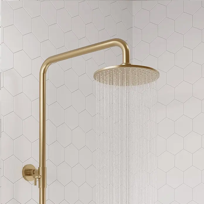 LOMAZOO Thermostat-Duschsystem Aurelia mit Regendusche Gold -  - Gebürstetes goldenes Duschsystem mit fließendem Wasser.