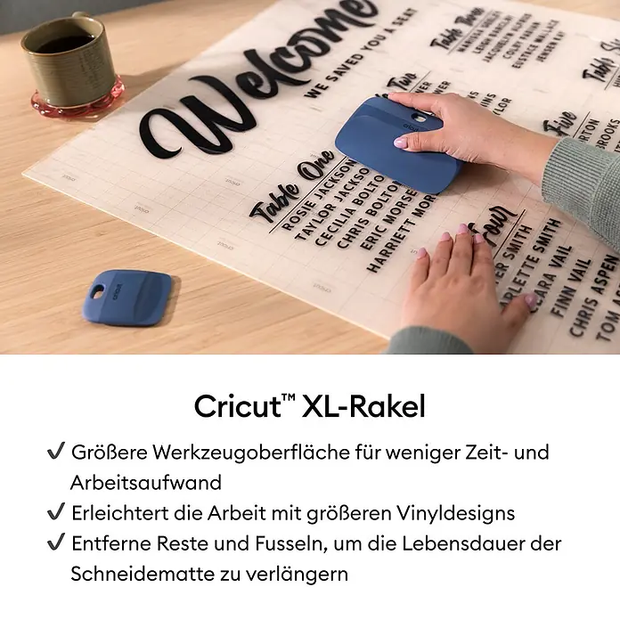 Cricut Plotter-Werkzeug XL-Rakel - Geeignet für: Aufkleber, Blau - Blauer Cricut XL-Rakel beim Aufbringen eines großen Vinyl-Sitzplan-Designs auf einer Transferfolie.