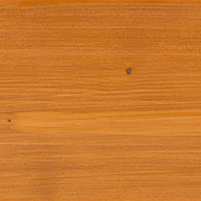 Osmo Holzlasur - Zeder - 728, 750 ml, Seidenmatt - Nahaufnahme von lackiertem Holz mit Ästen, die ein warmes und natürliches Gefühl vermitteln. Die glatte Oberfläche betont die Maserung.