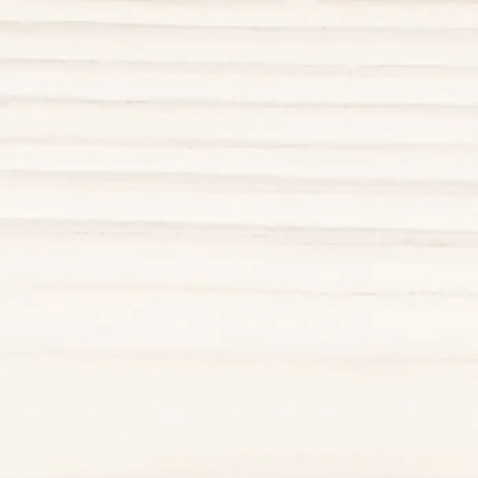 Osmo Holzlasur - Weiß - 900, 2,5 l, Seidenmatt - Das Bild zeigt eine Nahaufnahme einer hellen, horizontal gestreiften Oberfläche, vermutlich Holz oder ein anderes natürliches Material mit feiner Textur.