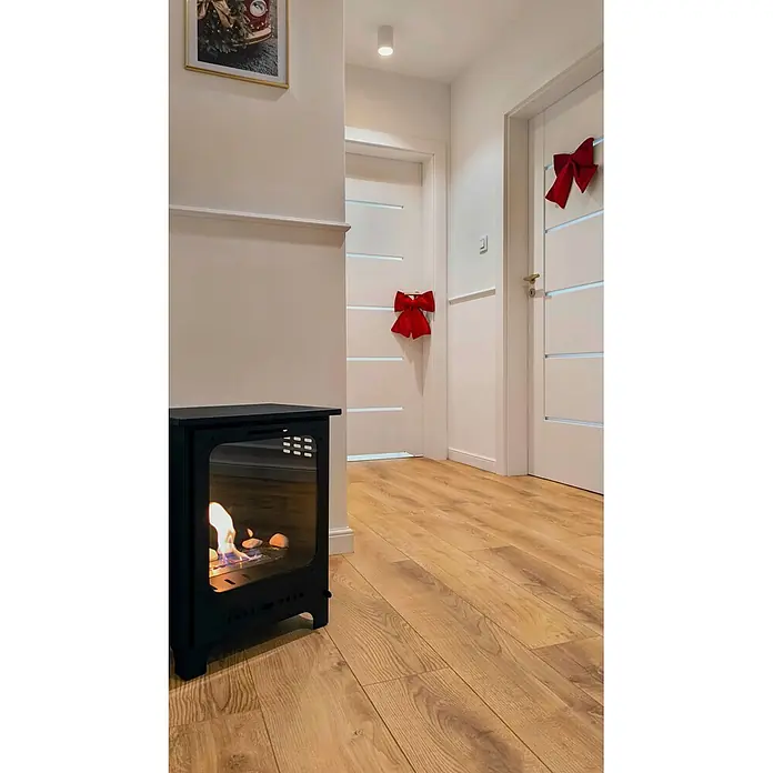 Bysil Kaminofen - Material Verkleidung: Stahl, Schwarz - Schwarzer tragbarer Bio-Kamin mit sichtbarer Flamme auf Holzboden, der Wärme und Ambiente spendet.