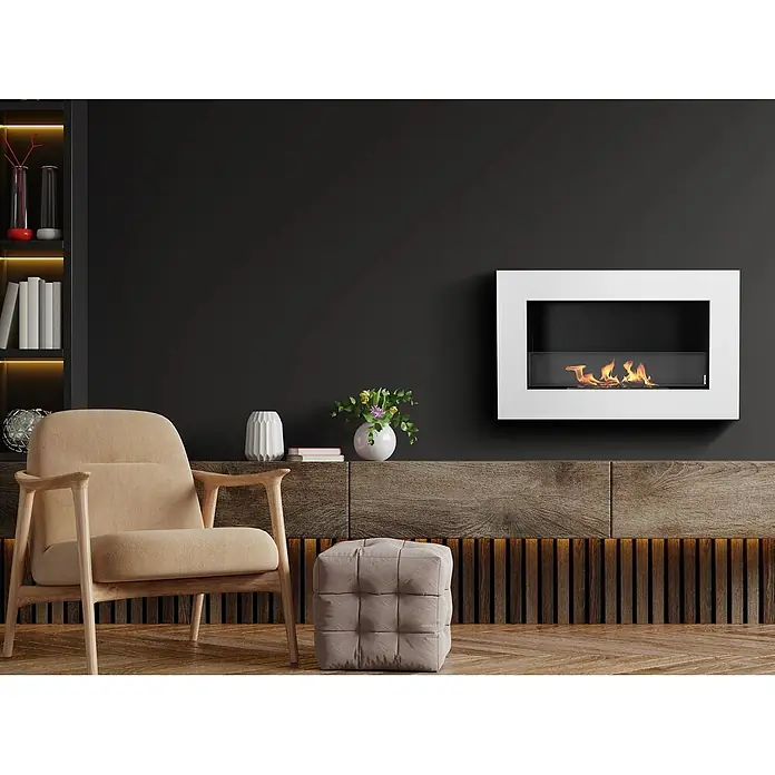 Bysil Kaminofen - Material Verkleidung: Stahl - Weißer wandmontierter Bioethanol-Kamin mit schwarzem Innenraum und Flammen in einem modernen Wohnzimmer.