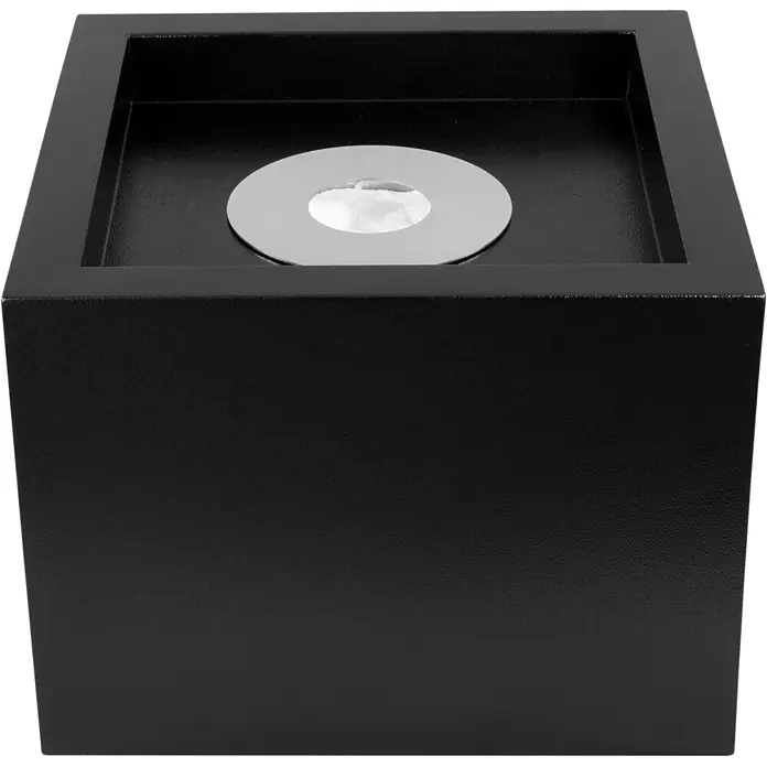 Bysil Kaminofen - Material Verkleidung: Stahl, Schwarz - Schwarzes quadratisches texturiertes Einbauleuchtelement mit rundem silberfarbenem Diffusor.
