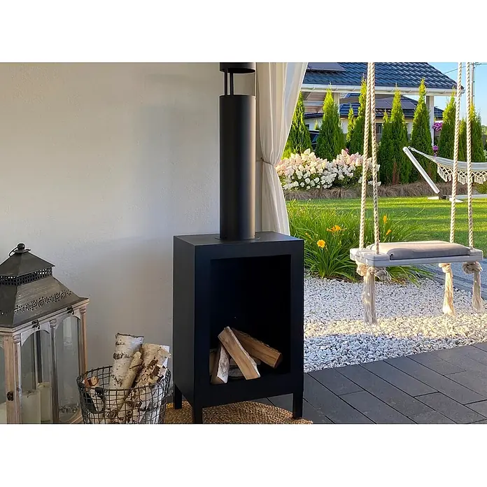 Bysil Kaminofen - Material Verkleidung: Stahl, Schwarz - Schwarzer Außenkamin mit Schornstein und Holzscheiten auf einer Terrasse.