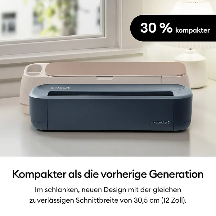 Cricut Maker Schneideplotter Maker 5 Essentials-Bundle - Schiefer, Bluetooth, Schnittbreite: 30,5 cm, Schnittlänge: 3,6 m - Zwei Cricut-Schneidemaschinen: eine dunkelgraue, 30 % kompaktere Cricut Maker 5 vorn und ein größeres beiges Modell hinten. Beide bieten 30,5 cm Schnittbreite.