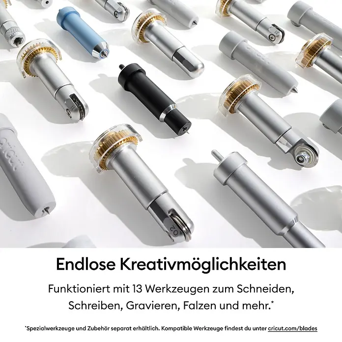 Cricut Maker Schneideplotter Maker 5 Essentials-Bundle - Schiefer, Bluetooth, Schnittbreite: 30,5 cm, Schnittlänge: 3,6 m - Eine Sammlung silberner, schwarzer und blauer Cricut-Werkzeuge mit verschiedenen Spitzen und Klingen zum Schneiden, Falzen, Gravieren und Schreiben.