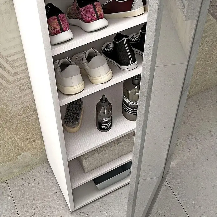 Kiamami Valentina Holz-Mehrzweckschrank - 500 x 320 x 1.820 cm, Zementfarbe - Weißes Schuhregal mit mehreren Ablagen, auf denen Turnschuhe, eine Bürste und Pflegeflaschen stehen.