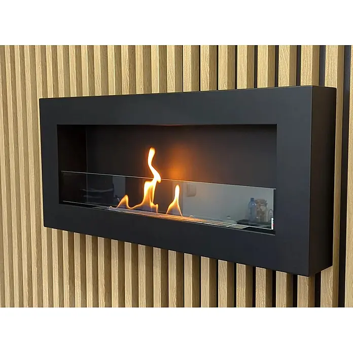 Bysil Kaminofen - Material Verkleidung: Stahl - Schwarzer Bioethanol-Kamin mit echten Flammen, in eine geriffelte Holzwand eingelassen.