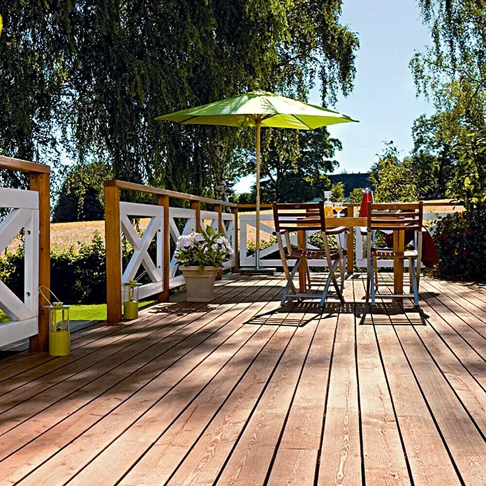 Bondex Teak-Öl - 2,5 l, Teak - Ein sonniger Tag auf der Holzterrasse mit Tisch, Stühlen und Sonnenschirm. Genießen Sie die Natur.