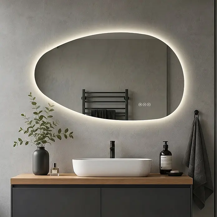 LED Badspiegel 85 x 50 cm, asymmetrisch, rahmenlos, 3 Lichtfarben, dimmbar -  - Unregelmäßig geformter LED-Spiegel mit Hintergrundbeleuchtung über einem modernen Badwaschtisch mit weißem Waschbecken.