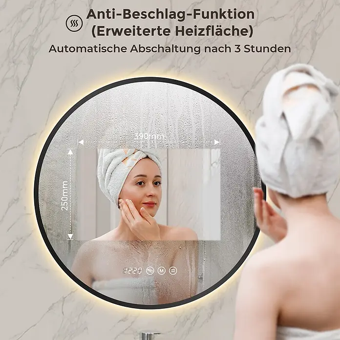 S'AFIELINA Lichtspiegel Luna Select - 70 x 70 cm, Leuchtmittel - Runder LED-Spiegel mit schwarzem Rahmen und beleuchtetem Rand in einer Badszene, der seine Antibeschlagfunktion mit einer klaren Mittelzone zeigt, die eine Frau widerspiegelt.