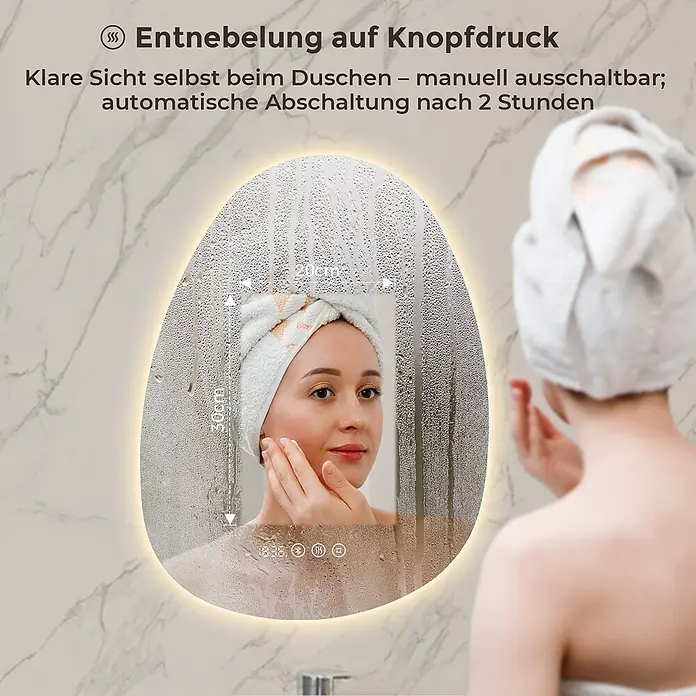 LED Badspiegel 60 x 45 cm, asymmetrisch, 3 Lichtfarben, dimmbar, Bluetooth -  - Ein beleuchteter Spiegel im Badezimmer zeigt einen klaren, entnebelten Bereich, in dem eine Frau Creme aufträgt, während der Rest des Spiegels beschlagen ist.