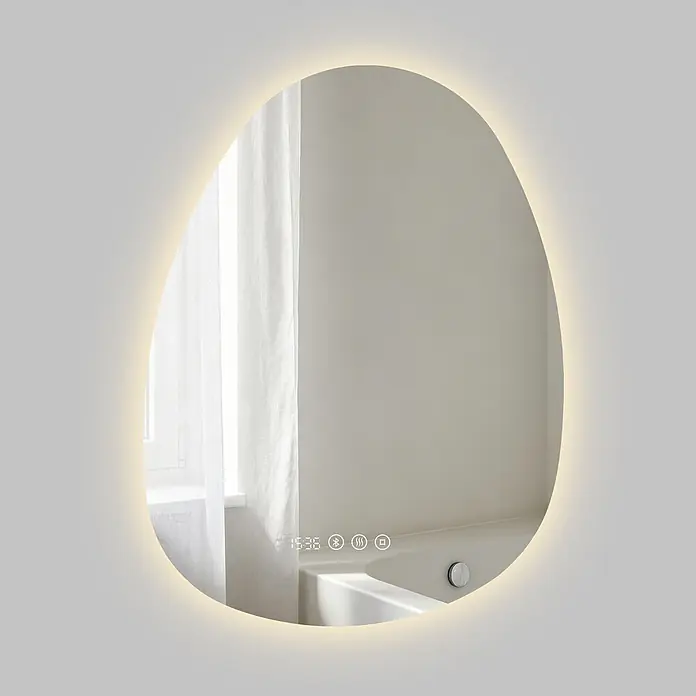 LED Badspiegel 60 x 45 cm, asymmetrisch, 3 Lichtfarben, dimmbar, Bluetooth -  - Unregelmäßiger LED-Spiegel mit warmer Hintergrundbeleuchtung und digitaler Anzeige für Zeit und Smart-Funktionen, der ein Badezimmer reflektiert.