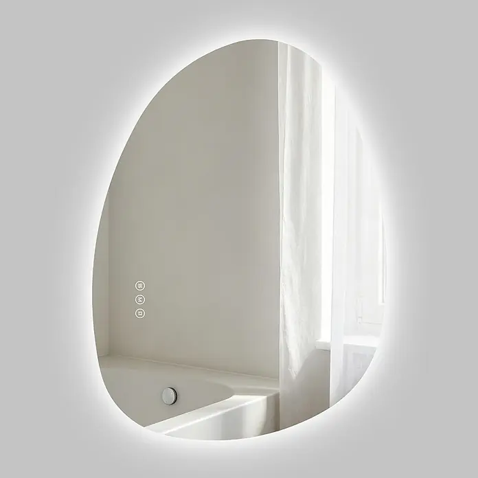 LED Badspiegel 75 x 55 cm, asymmetrisch, rahmenlos, 3 Lichtfarben, dimmbar -  - Unregelmäßig geformter LED-Spiegel mit drei Touch-Bedienelementen, der ein modernes Badezimmer mit Badewanne und Gardinen reflektiert.
