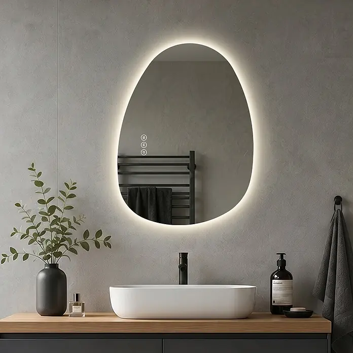 LED Badspiegel 60 x 45 cm, asymmetrisch, rahmenlos, 3 Lichtfarben, dimmbar -  - Unregelmäßig geformter, LED-beleuchteter Spiegel mit Touch-Bedienelementen, über einem Waschbecken in einem modernen Bad.