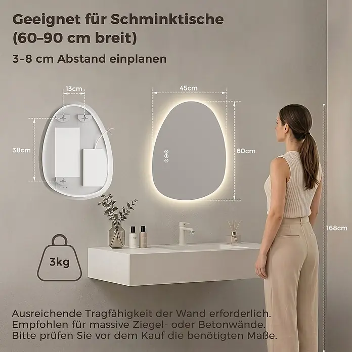 LED Badspiegel 60 x 45 cm, asymmetrisch, rahmenlos, 3 Lichtfarben, dimmbar -  - Unregelmäßiger LED-Spiegel (45x60cm, 3kg) mit sichtbarer Halterung (38x13cm), über einem Waschbecken gezeigt; Frau (168cm) dient als Größenvergleich.