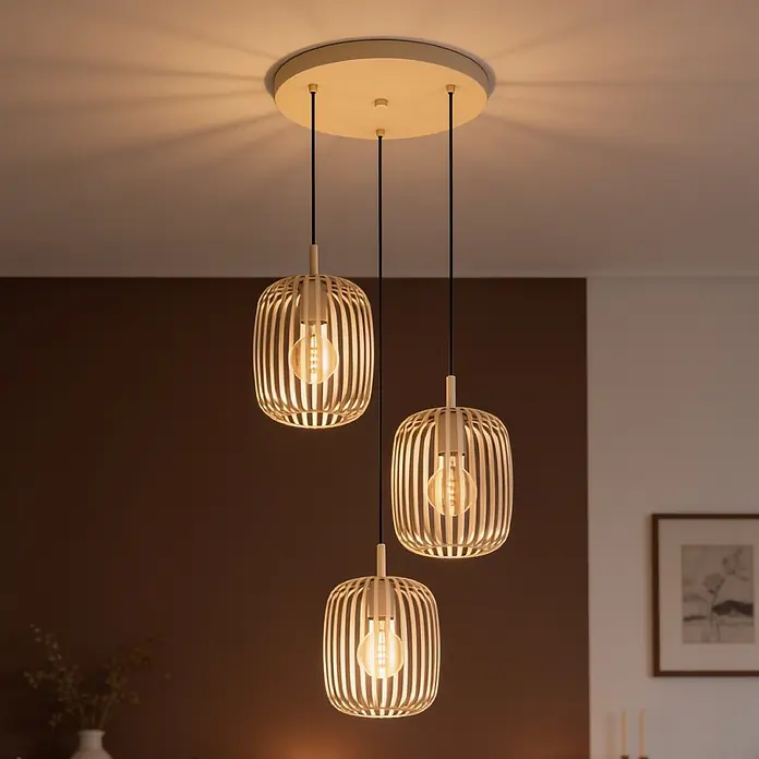Eglo Romazzina Pendelleuchte - 120 W, Ø x H: 46 x 110 cm, Sand, E27 - Dreifache Pendelleuchte mit drei hellen Lattenholzschirmen, schwarzen Kabeln und weißer Deckenplatte, beleuchtet in einem Raum.