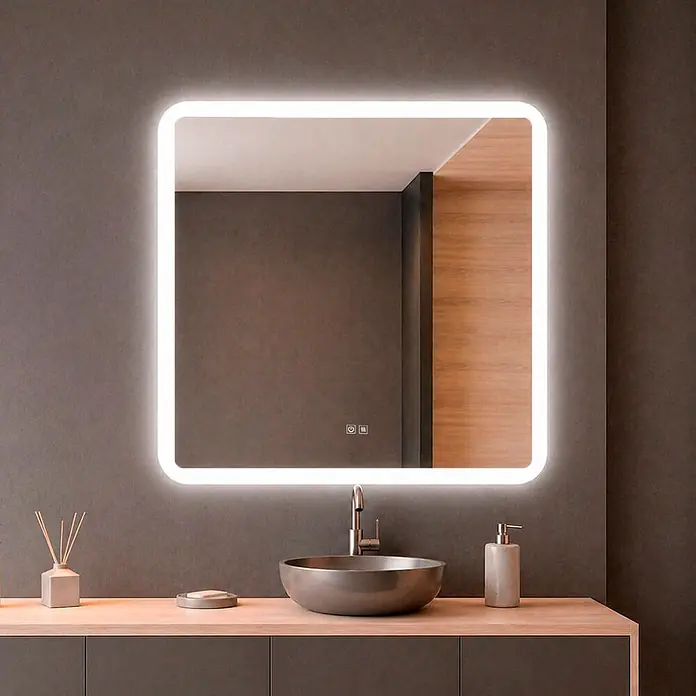 Espejo con luz LED Beth - 80 x 80 cm, Función antivaho, Cuadrado - Espejo LED rectangular con esquinas redondeadas, iluminado, sobre un lavabo gris oscuro en un baño moderno.