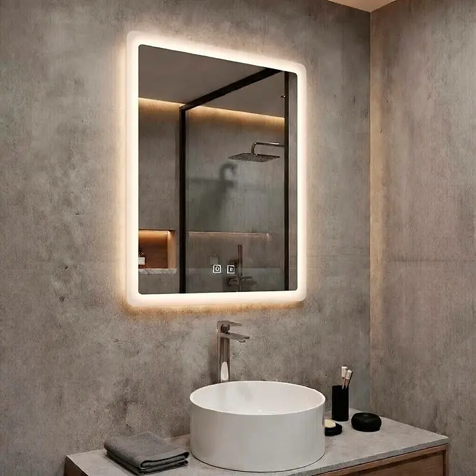 Espejo con luz LED Beth - 60 x 80 cm, Función antivaho, Rectangular - Espejo LED rectangular con bordes iluminados y controles táctiles, montado sobre un lavabo moderno en un baño de paredes de hormigón.