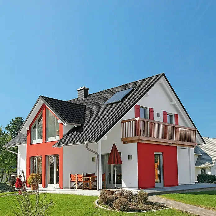 swingcolor Mix Dispersionsfassadenfarbe zum Mischen lassen - Basismischfarbe 1, 2,5 l - Dieses moderne Haus besticht durch sein rotes und weißes Äußeres, sein dunkles Dach und einen charmanten Balkon mit Holzgeländer.