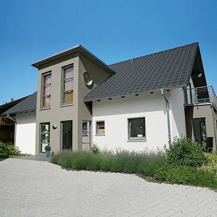 swingcolor FassadenfarbeWeiß, 10 l, Matt - Moderne Hausfassade mit grauem Dach, weißen Wänden und grauen Akzenten für ein stilvolles und zeitgemäßes Erscheinungsbild.
