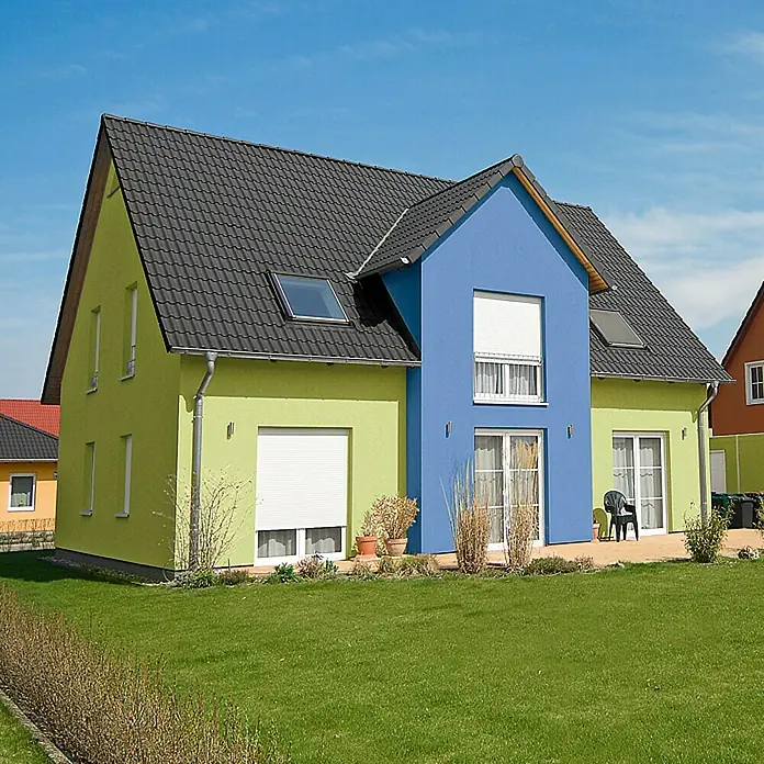 swingcolor Mix Dispersionsfassadenfarbe zum Mischen lassen - Basismischfarbe 1, 2,5 l - Modernes Einfamilienhaus mit grüner und blauer Fassade und dunklem Ziegeldach unter strahlend blauem Himmel.