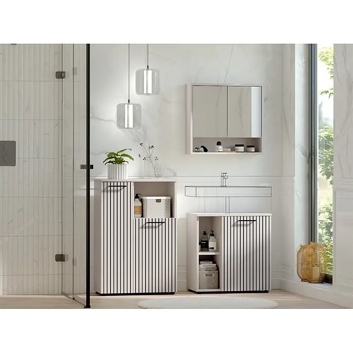 Respekta Badmöbel-Set Lina - Gesamtbreite Badmöbel: 135 cm, Kaschmir, Matt, Ohne Beleuchtung, 3 -tlg. - Zwei hellfarbene Badschränke mit schwarzen vertikalen Lamellenfronten in einem modernen Badezimmer für Stauraum.