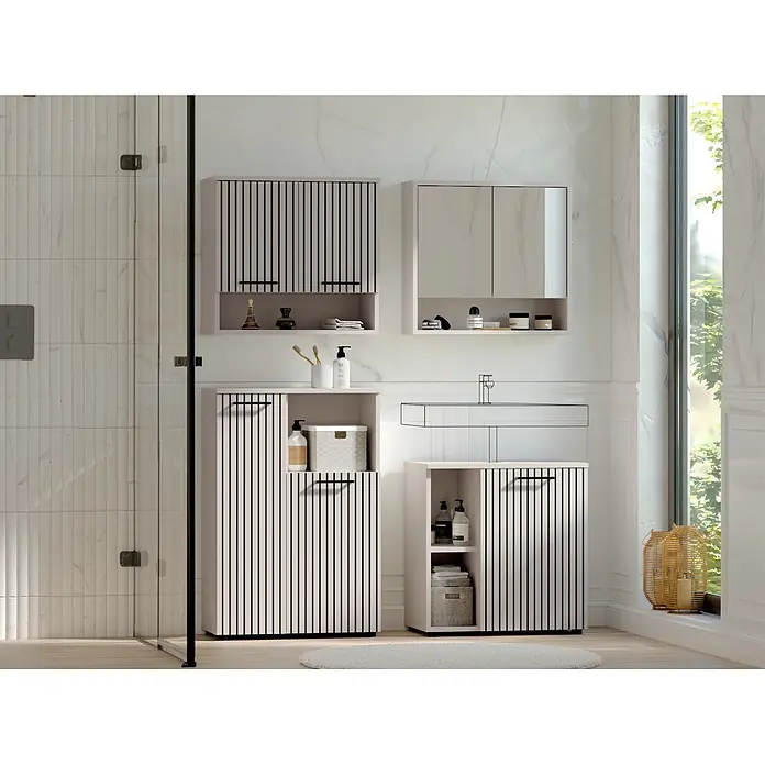 Respekta Badmöbel-Set Lina - Gesamtbreite Badmöbel: 135 cm, Kaschmir, Matt, Ohne Beleuchtung, 4 -tlg. - Moderne beige Badezimmerschränke mit vertikalen schwarzen Lamellentüren und offenen Regalen in einem hellen Bad.