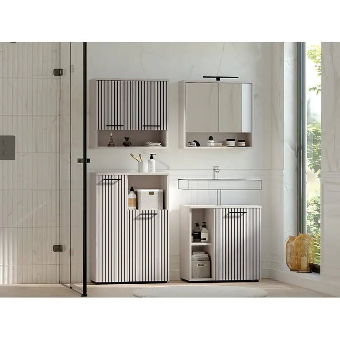 Respekta Badmöbel-Set Lina - Gesamtbreite Badmöbel: 135 cm, Kaschmir, Matt, Mit Beleuchtung, 4 -tlg. - Moderne hellbeige Badezimmerschränke mit vertikalen schwarzen Lamellenfronten und offenen Regalen.