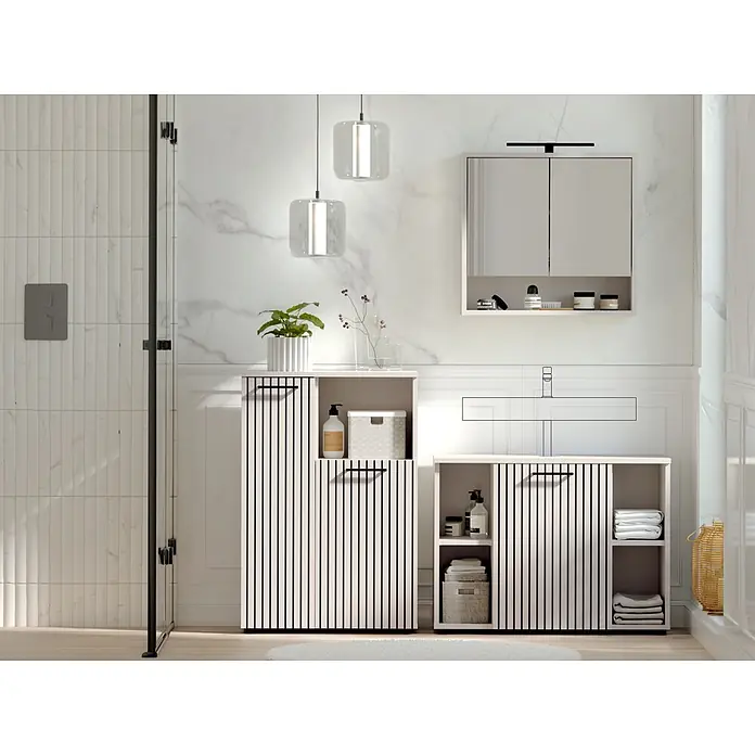 Respekta Badmöbel-Set Lina - Gesamtbreite Badmöbel: 155 cm, Kaschmir, Matt, Mit Beleuchtung, 3 -tlg. - Zwei hellbeige Badschränke mit schwarzen vertikalen Streifen und Griffen, mit offenen Fächern für Toilettenartikel und Handtücher.