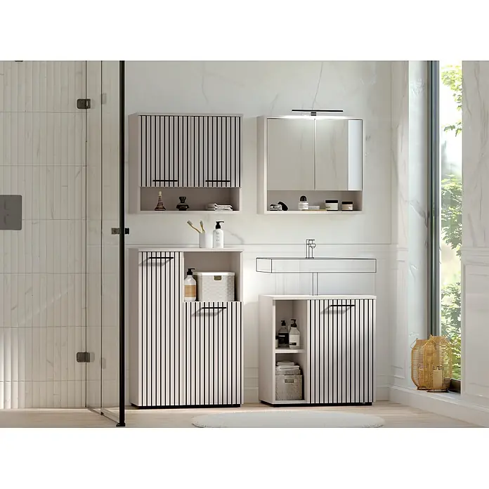 Respekta Badmöbel-Set Lina - Gesamtbreite Badmöbel: 135 cm, Kaschmir, Matt, Mit Beleuchtung, 4 -tlg. - Hellfarbige Badschränke mit vertikalen schwarzen Lamellendetails, inklusive Spiegelschrank und offenen Regalen, in einem modernen Badezimmer.