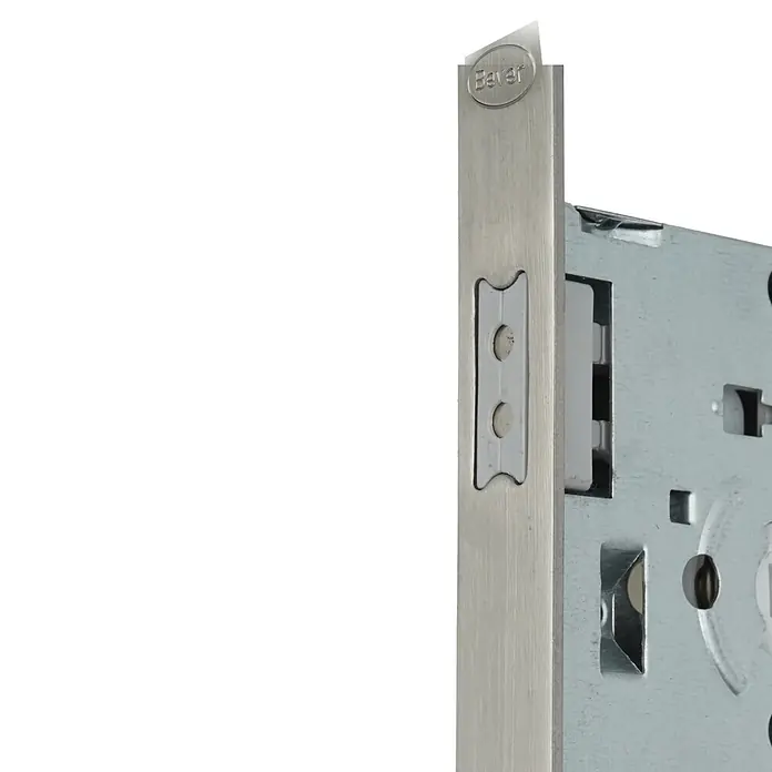 Bever Einsteckschloss mit Magnetfalle - WC-Verriegelung, Dornmaß: 55 mm, Links, Stulpbreite: 20 mm, Stulpform: Rund - Gebürstetes Metall Bever Einsteckschlossmechanismus mit Frontplatte und internen Komponenten.